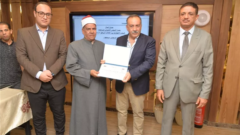 محافظ أسيوط يكرم مدير العلاقات العامة بالمنطقة الأزهرية