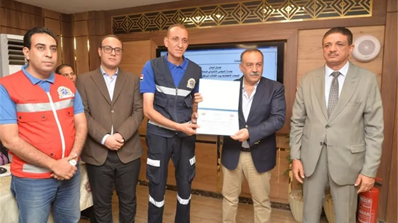 محافظ أسيوط يكرم مسعفًا وسائقًا بالإسعاف لردهما مبلغًا ماليًا