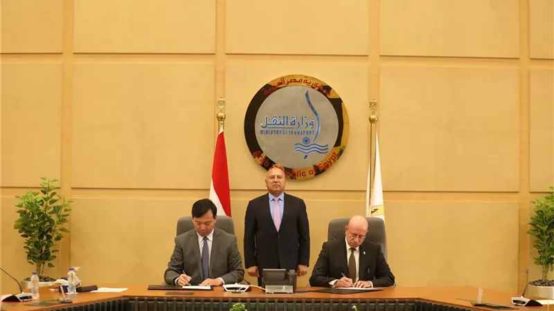 وزير الصناعة والنقل يشهد توقيع عقد بناء سفينتين عملاقتين