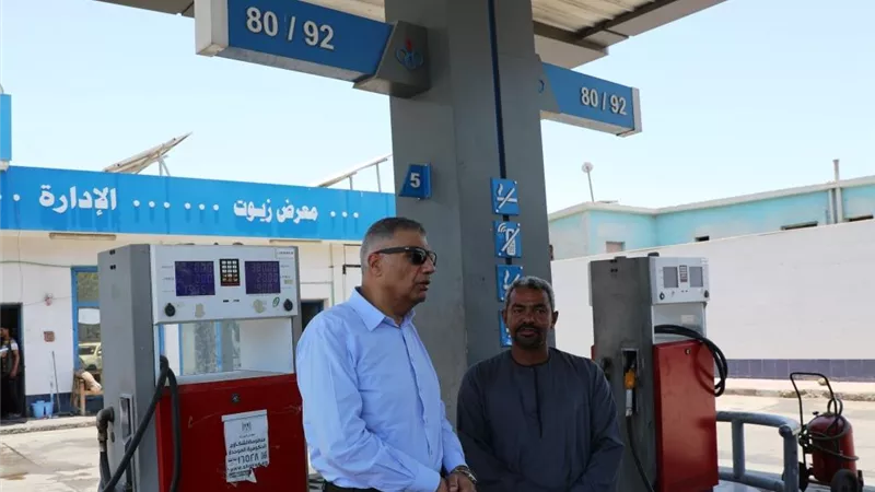 محافظ أسوان يفاجئ محطة وقود ويطمئن على منظومة العمل وتوافرالمخزون