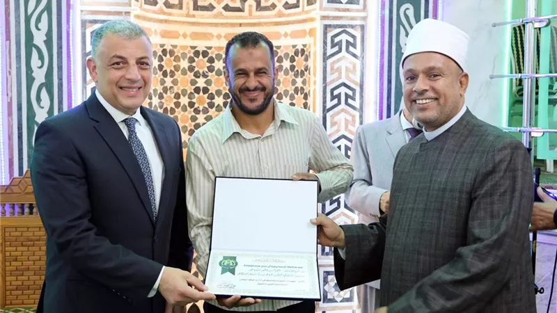 محافظ الإسماعيلية يكرم الموظفين المثاليين بمديرية الأوقاف..صور