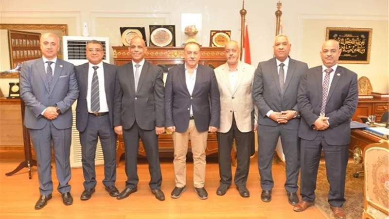 محافظ أسيوط يكرم قيادات المديرية المالية ومنظمي الدورات التدريبية