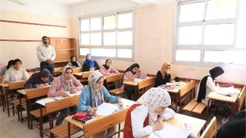 طلاب العلمي يصرخون من صعوبة الفيزياء .. والأدبي يحتفل بالتاريخ
