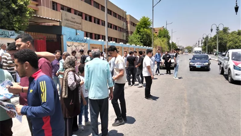 تباين طلاب أسيوط حول امتحاني الفيزياء والتاريخ بين الصعب والسهل