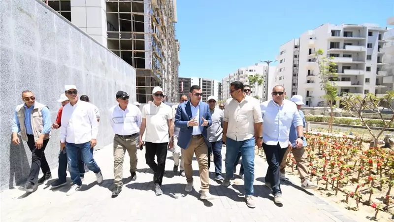 وزيرالإسكان يتفقد كومباوند مزارين والحي اللاتيني بالعلمين الجديدة