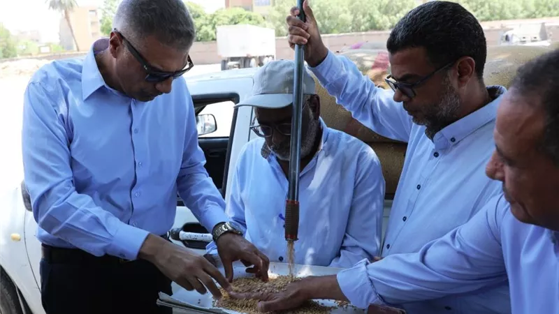 محافظ أسوان يتفقد منظومة العمل داخل مطحن ناصر بكوم أمبو