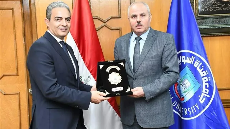 جامعة قناة السويس تُكرم نقيب الإعلاميين لأبحاثه في العلوم البينية
