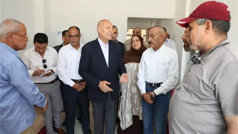 محافظ القاهرة يزور الأسر التى فقدت منازلهم فى حدائق القبة