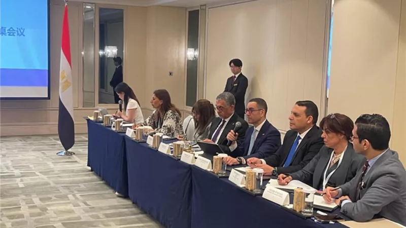 وزير الاستثمار يشارك بفعاليات المائدة المستديرة لقطاع السيارات