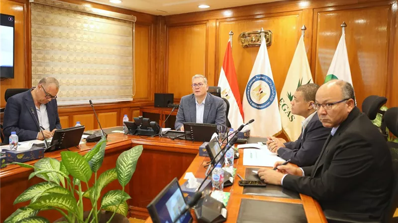 وزير البترول يتابع الموقف التشغيلي لضخ الغاز للقطاعات الصناعية