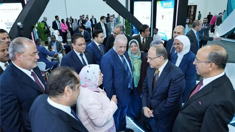رئيس هيئة الدواء المصرية يتفقد جناح الهيئة بالمعرض الطبي الإفريقي