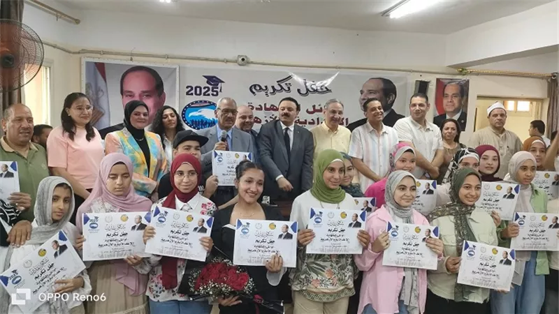 مستقبل وطن يكرم أوائل الشهادة الإعدادية والأزهرية بسمالوط