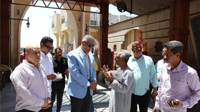 تكثيف النظافة العامة بالسوق السياحى والأحياء السكنية في أسوان