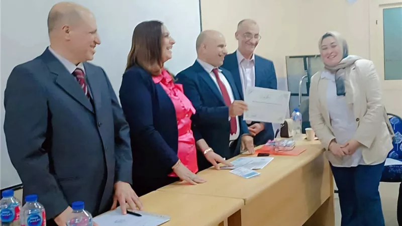 مدير تعليم دمياط يهنئ أخصائي الإعلام المثالي على الجمهورية