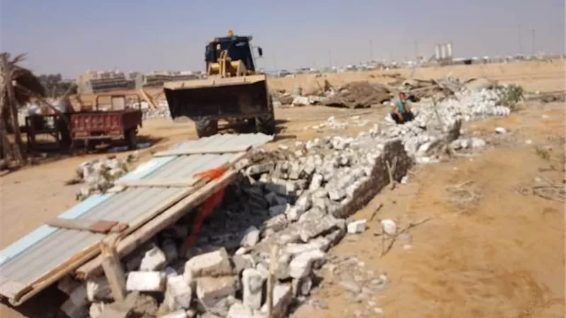 جهاز العاشر يشن حملة على الإشغالات ويزيل مبانى مخالفة على أملاك الدولة