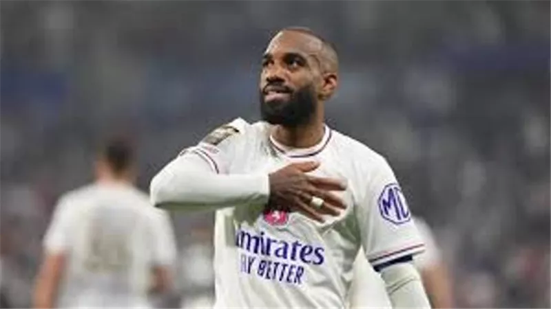 الفرنسي لاكازيت يقترب من الانضمام للدوري السعودي