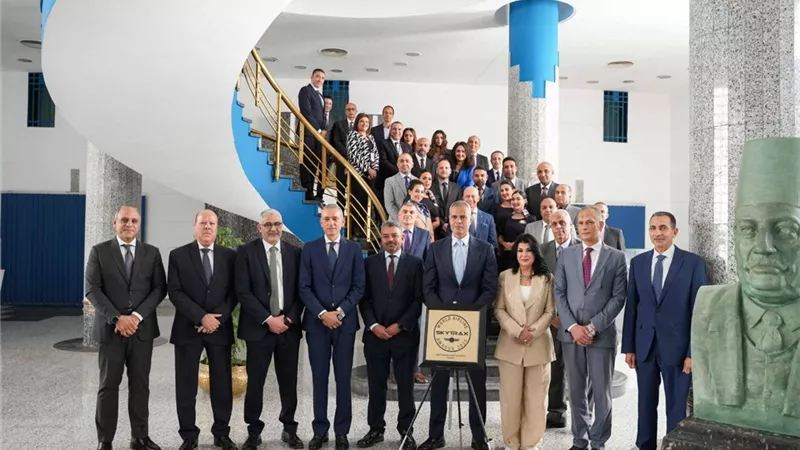 رئيس مصر للطيران يلتقى مجموعات العمل المشاركة في تقييم 