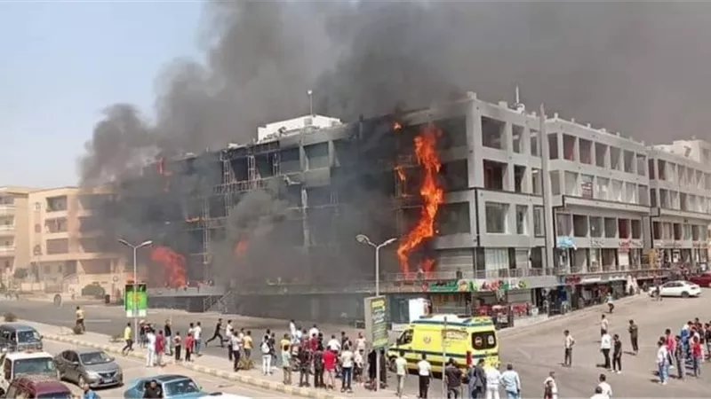 انتداب المعمل الجنائى لفحص حريق أندلع بمول شهير في العبور