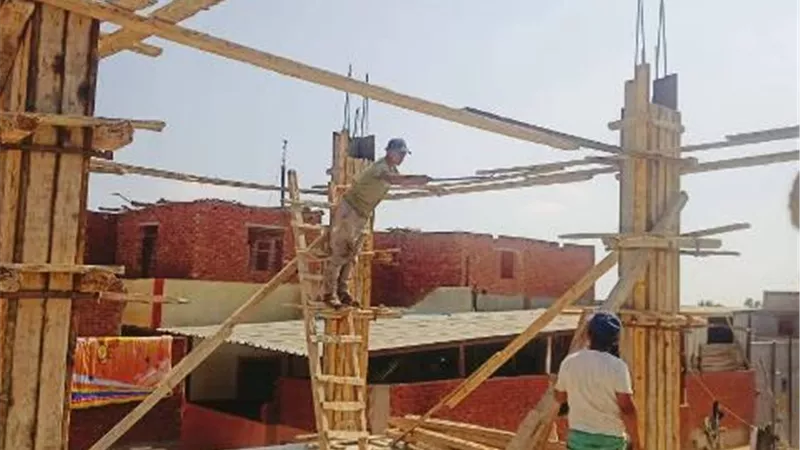 إزالة بناء مخالف بمركز الزرقا بدمياط