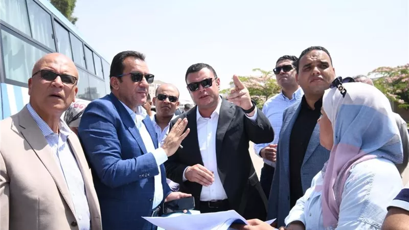 وزير الإسكان يتفقد شبكة الصرف بالمنطقة الصناعية فى العاشر من رمضان
