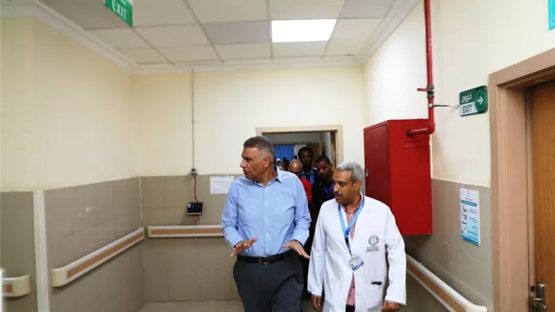 فى جولة مفاجئة .. الدكتور إسماعيل كمال يتفقد مستشفى أسوان التخصصى