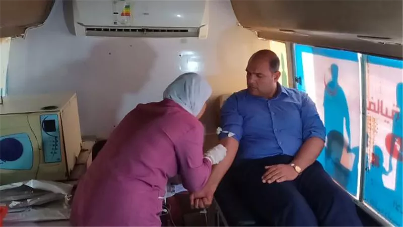 رئيس مدينة دسوق يتبرع بالدم