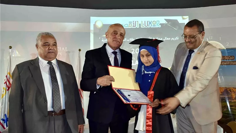 محافظ الأقصر يكرم أوائل الشهادة الإعدادية وقيادات التعليم المتميز