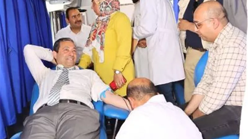 الشهابى يشارك باليوم العالمى للتبرع بالدم ويدعو الدمايطة للمشاركة