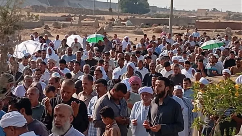 الآلاف يشيعون جثمان أقدم قاضي عرفي بالإسماعيلية..صور