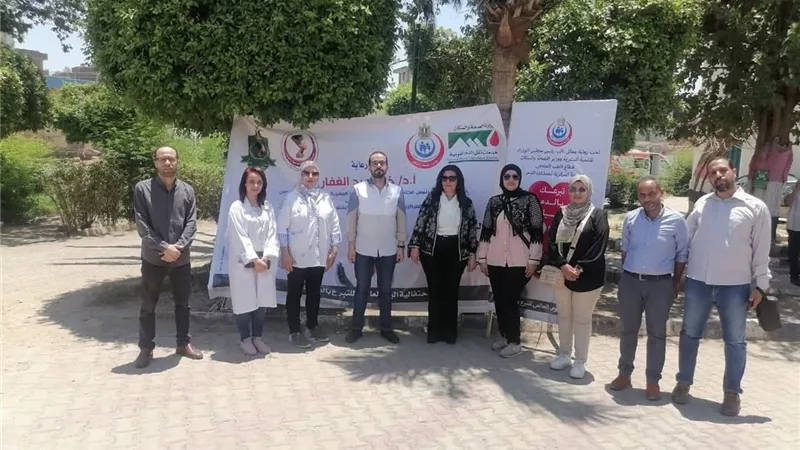 وكيلة وزارة الصحة بالمنيا تتبرع بالدم بمستشفى صدر المنيا