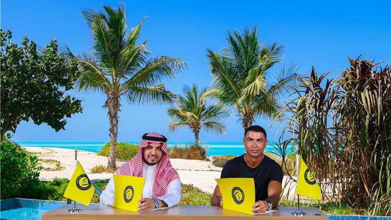 رونالدو بعد تجديد عقده مع النصر : سأكون بطلًا في السعودية
