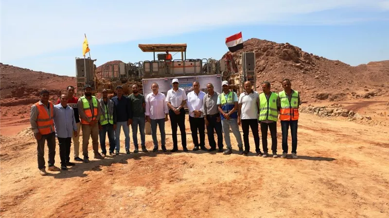 محافظ أسوان يشدد على إنجاز مشروع إنشاء الطريق الإقليمى