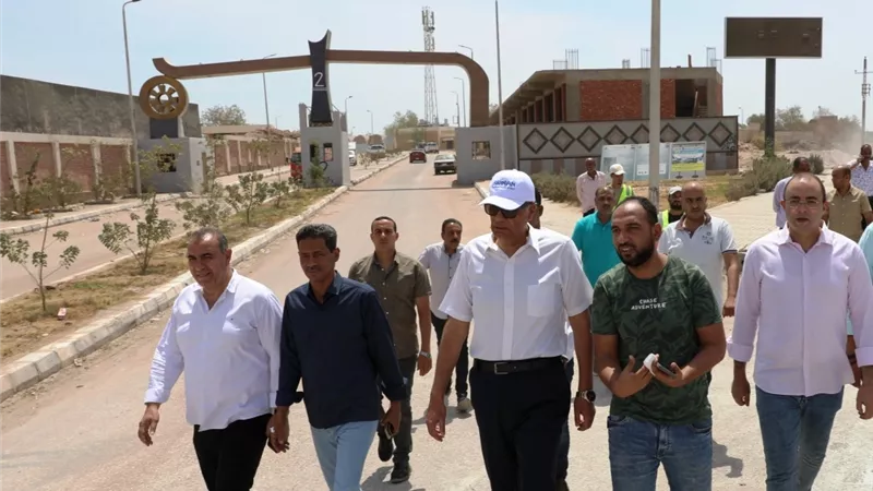 محافظ أسوان الإنتهاء من مشروع تطوير ورصف طريقى كيما /السماد