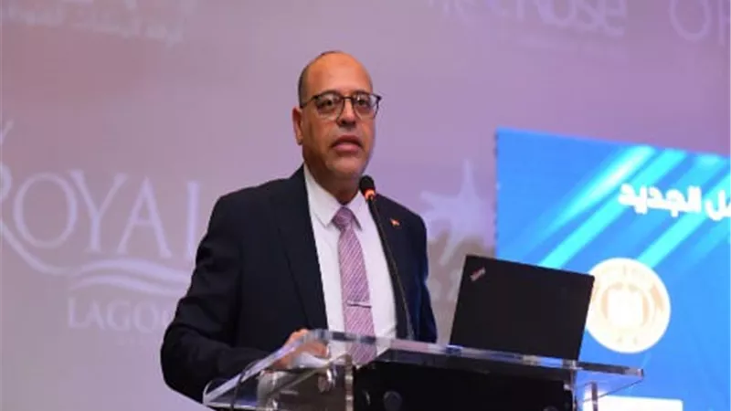 وزير العمل يواصل جولته بالبحر الأحمر ويفتتح ندوة تثقيفية بالغردقة
