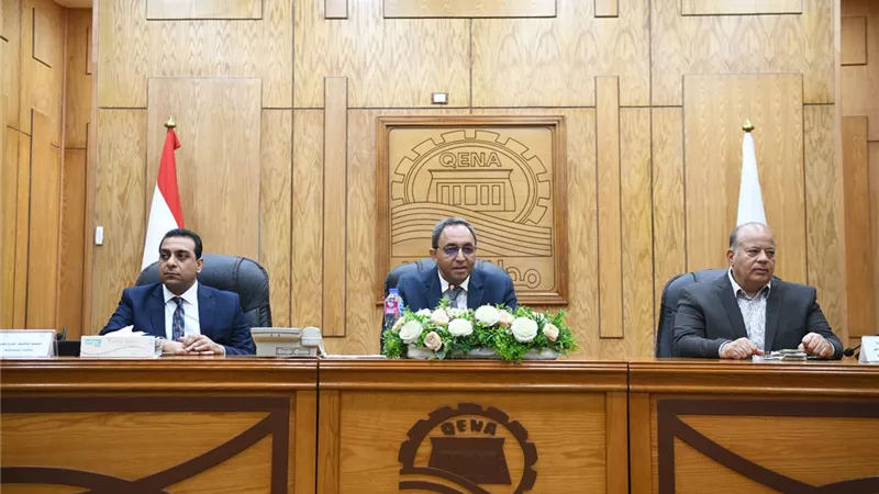 محافظ قنا يلتقي بالمهندسين الجدد ويوجههم للعمل بروح الفريق