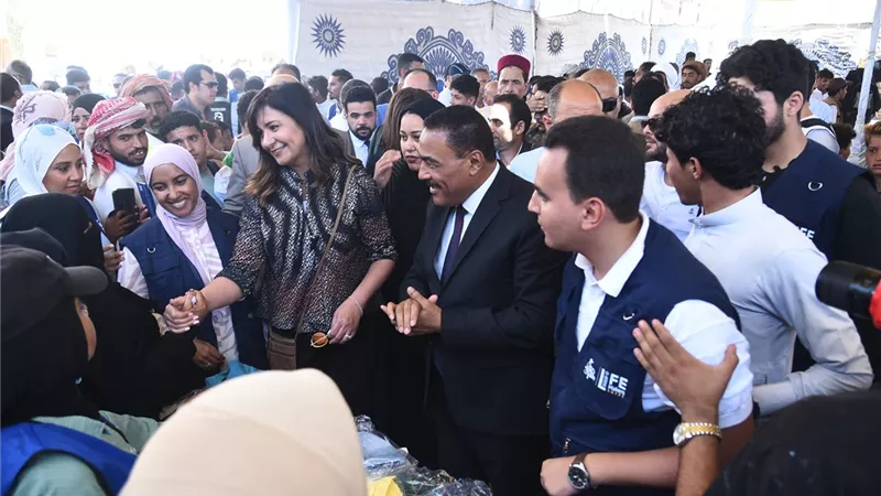 محافظ مطروح والسفيرة نبيلة مكرم يتفقدان القافلة التنموية الخدمية