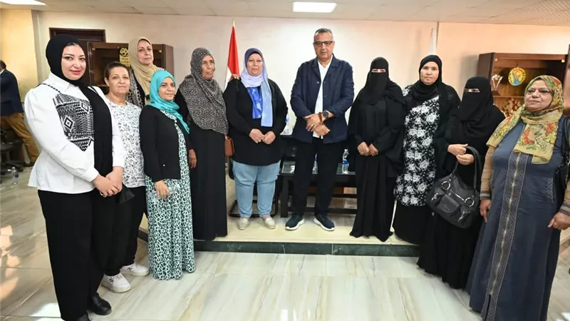 محافظ جنوب سيناء يلتقي ممثلات المرأة البدوية ويستجيب لمطالبهن