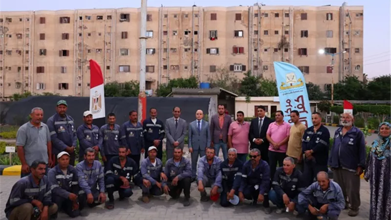 محافظ كفرالشيخ يلتقط صوراً تذكارية مع عمال النظافة ويكافئهم
