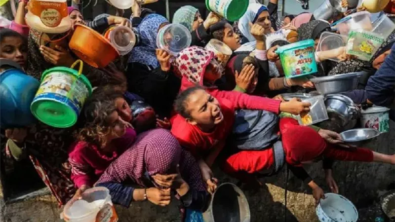 استشهاد 10 فلسطينيين في قصف مستودع لتوزيع المساعدات بغزة