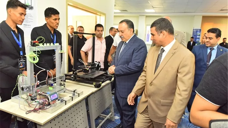 محافظ أسيوط يفتتح معرض مشروعات تخرج طلاب الفرقة الثانية