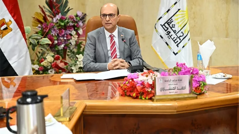 رئيس جامعة أسيوط يؤكد جاهزية مكتب التنسيق وتوفير كوادر فنية