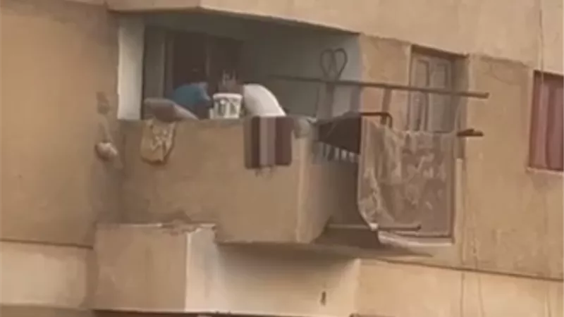 أب يضرب ابنه بوحشية يثير الغضب فى الشرقية