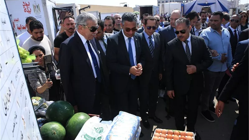 وزير التموين ومحافظ الشرقية يفتتحان سوق اليوم الواحد