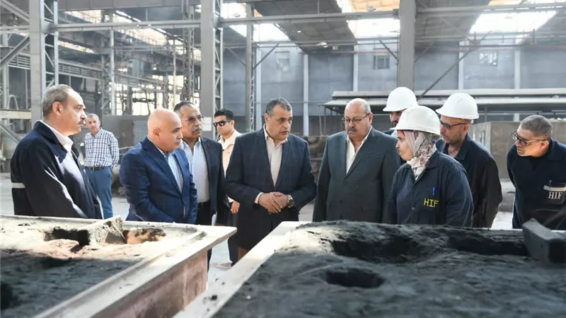 وزير الإنتاج الحربي يتابع سير العملية الإنتاجية بشركة حلوان للمسبوكات
