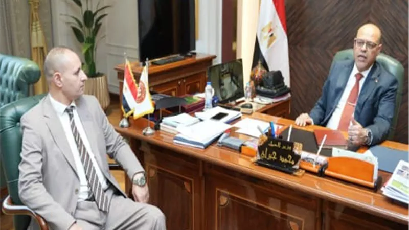 وزير العمل يبحث مع 