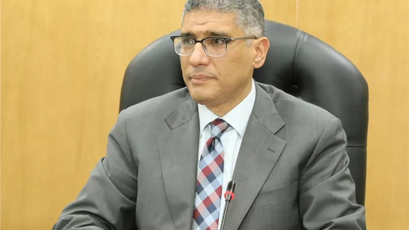 محافظ الجيزة يناقش ملفات التصالح والتقنين وتراخيص المحال العامة
