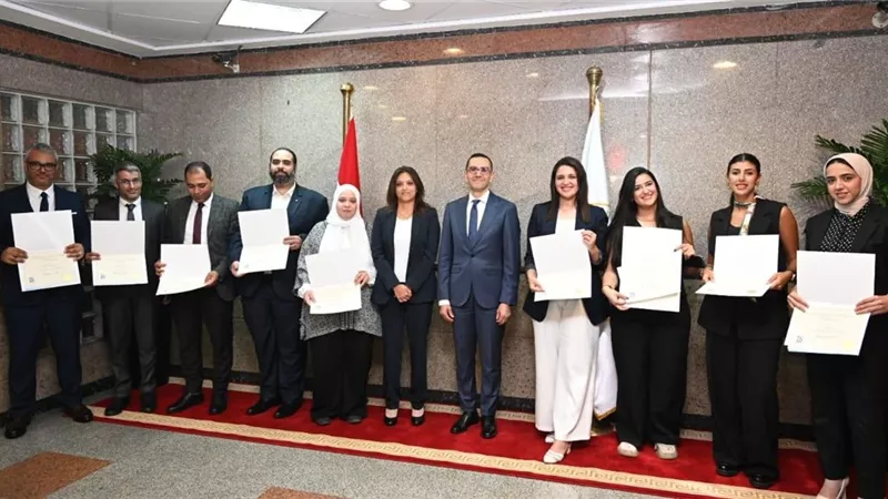 مصرتقتحم العالمية:الخطيب يسلم أول دفعة من دبلومة التجارة الخارجية