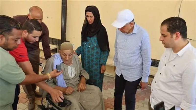 محافظ المنيا يسلّم كرسيًا كهربائيًا 