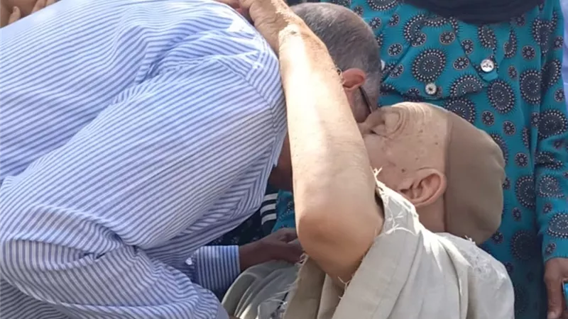 محافظ المنيا يسلم كرسي كهربائي لمسن بسمالوط