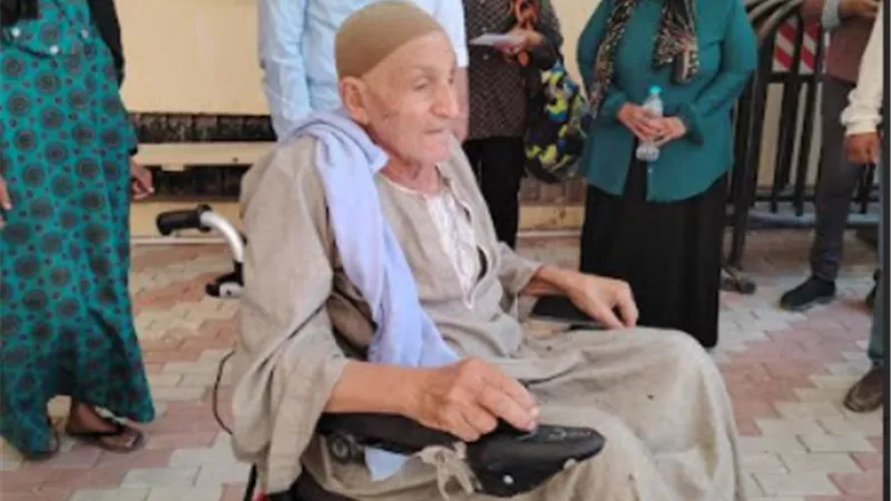 محافظ المنيا يسلم كرسي كهربائي لمسن بسمالوط